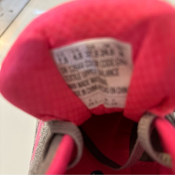 Women’s sketchers tennis shoe size 7 1/2 gray with hot pink lining - Picture 5 of 6